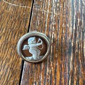 Cherub Cameo Ring in Brown and White